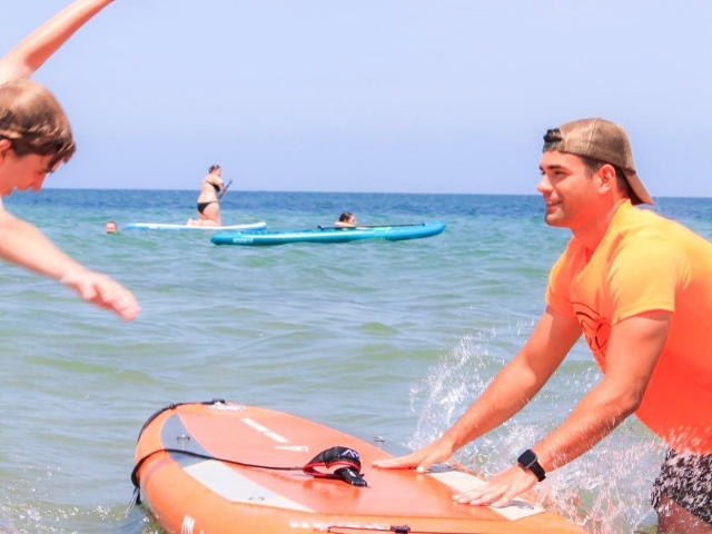  Steigen Sie auf einem unserer Paddle-Boards zum Surfen ein