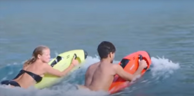  Dois usuários se movendo pela água com o bob marítimo 