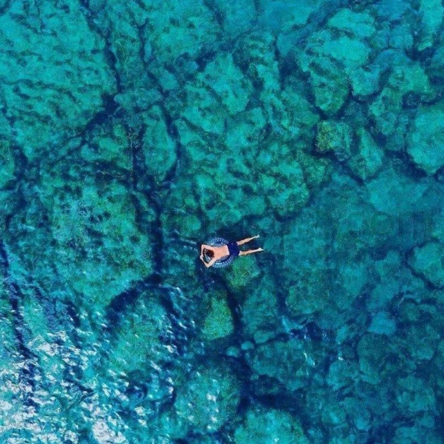 Admirando las aguas cristalinas de Ibiza