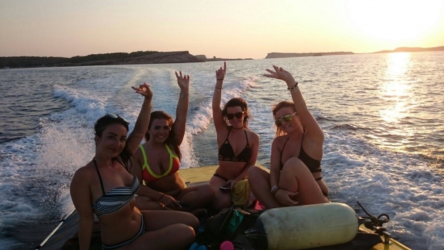 Con amigas disfrutando de un paseo en barco