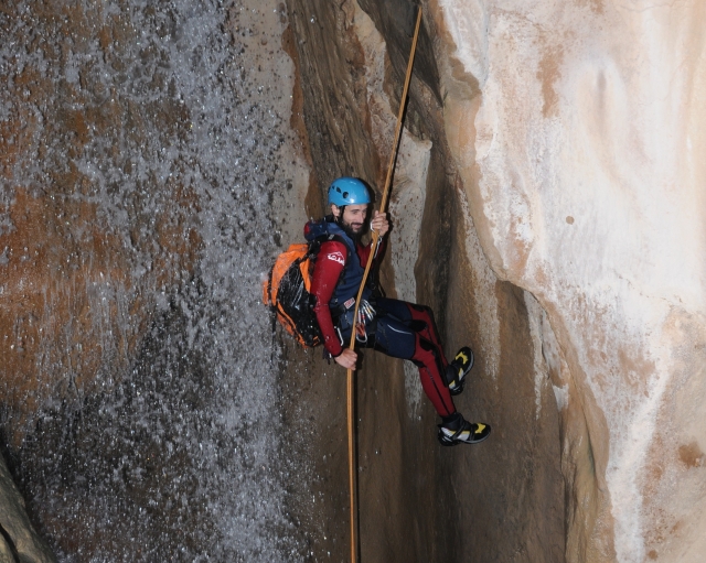  rappelling in canyoning