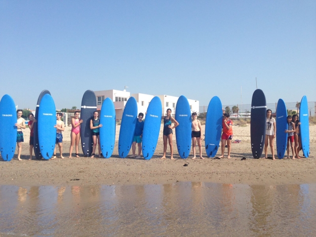 Groupe de surfeurs avec planches 