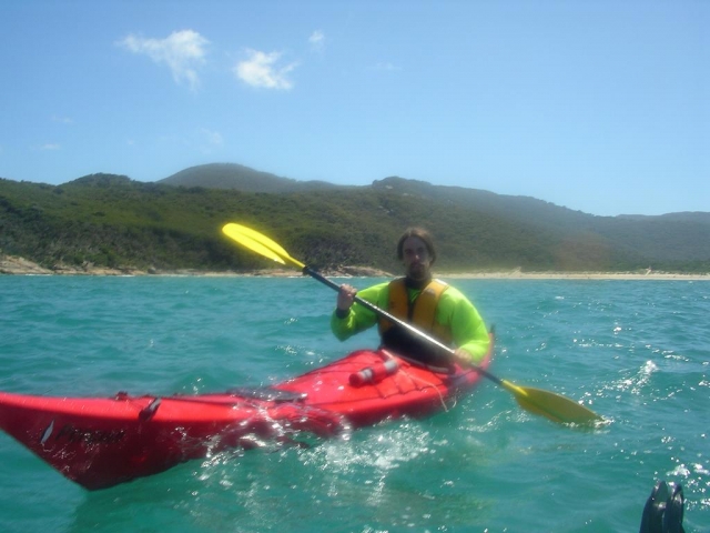 Chico equipado para navegar en kayak