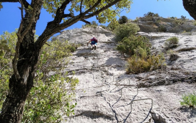  Salita sui sostegni della via ferrata Lleida 