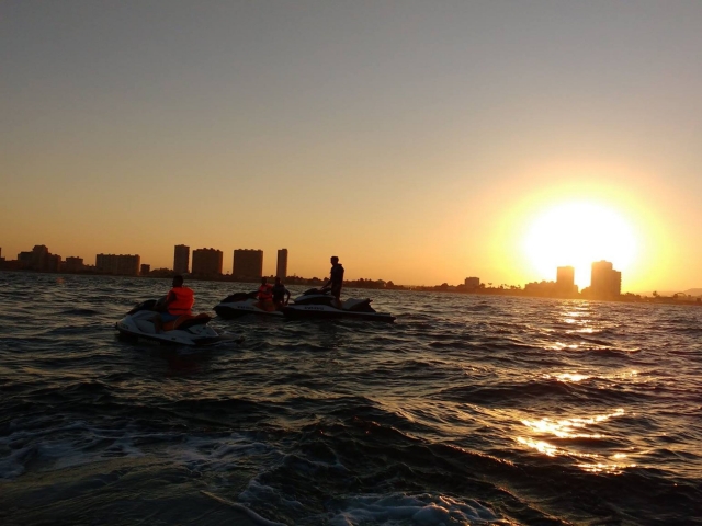  Den Sonnenuntergang auf einem Jetski im Wasser beobachten - 999 – Freunde genießen den Jetski-Verleih