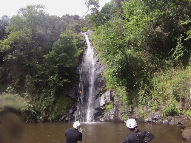  Cascade rappelling 