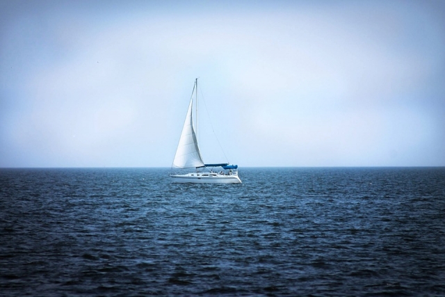  Segelboot im Meer 