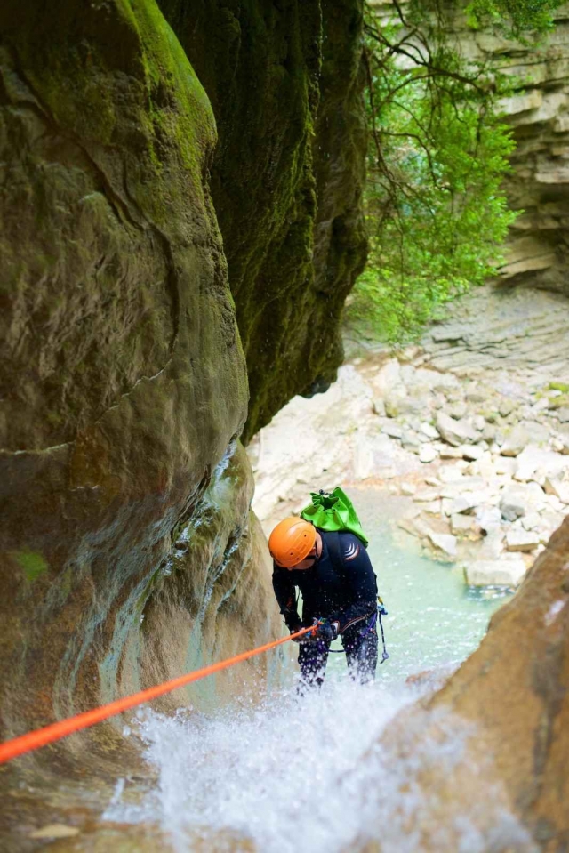 Descendiendo por la cascada