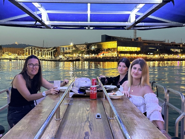  Cena in barca con amici 