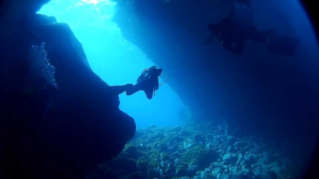  Grutas e mergulhadores 