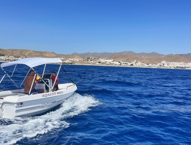  Barco navegando pelo Mediterrâneo