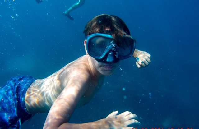  Enjoying the snorkeling equipment