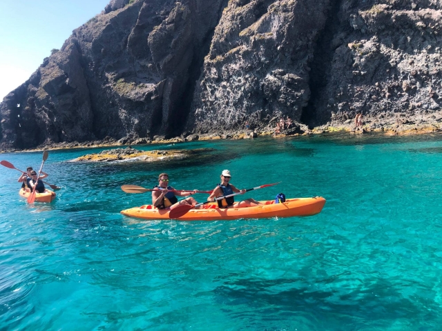  皮划艇路线穿过卡沃内拉斯 (Carboneras) 的海湾 