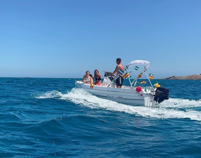  Alugue um barco na costa de Almería 