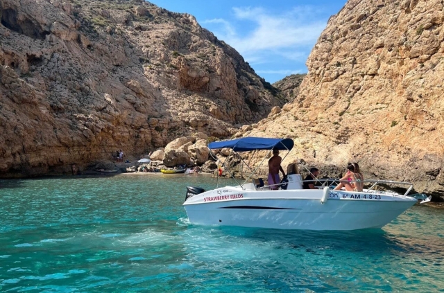  Barca pronta a navigare nel Mar Mediterraneo 