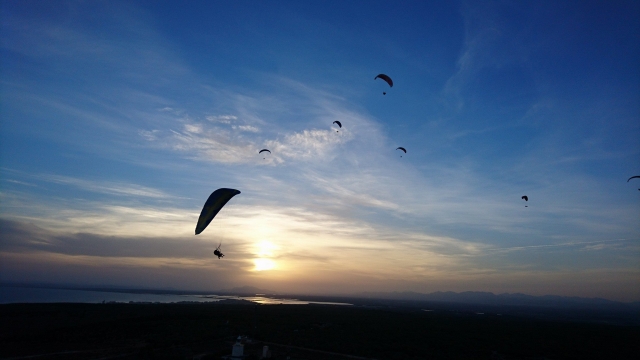  Gleitschirmfliegen bei Sonnenuntergang 