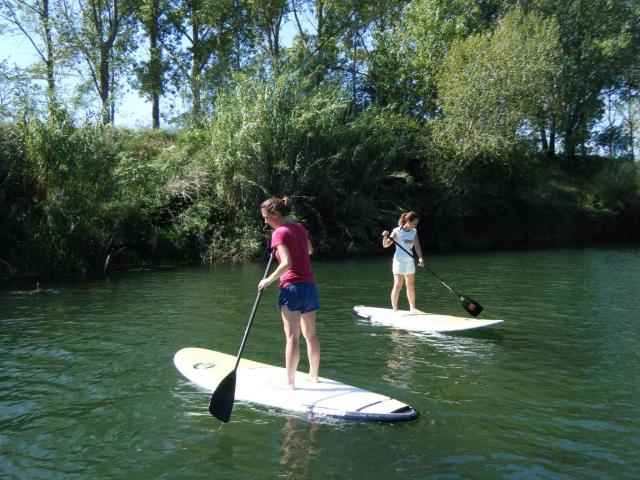 deux filles faisant du paddle surf 