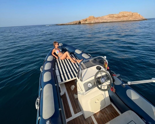  Godersi la barca semirigida 