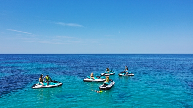 con amigos en las motos de agua