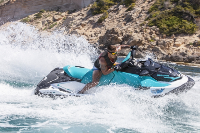 con la moto en cala mondrago