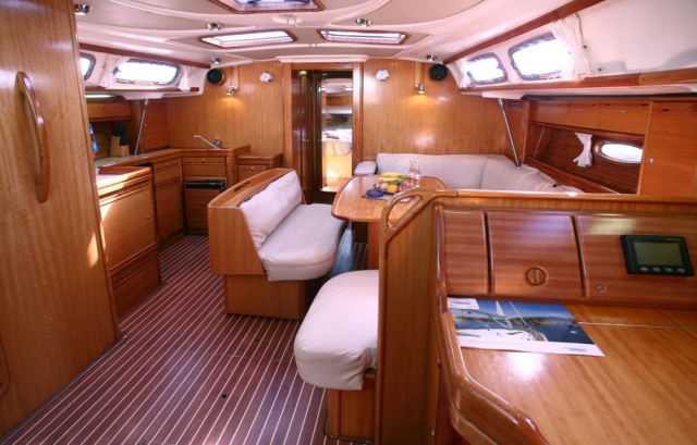 Velero oceanis por dentro