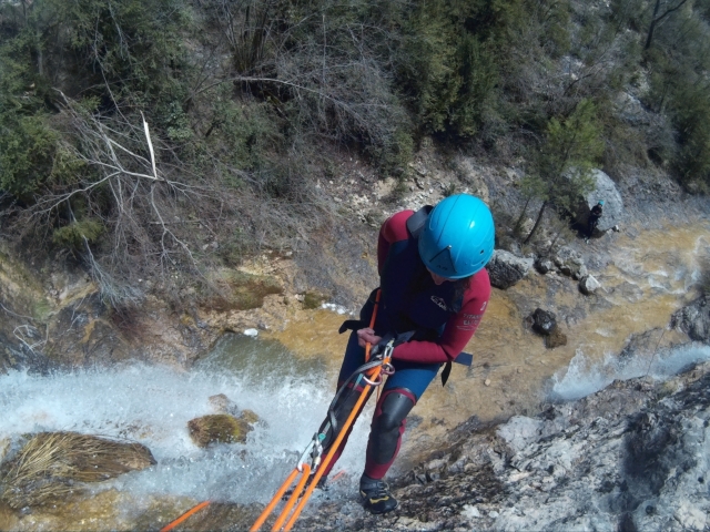  Rappelling