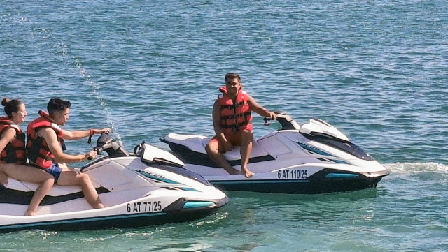  乘坐摩托艇穿越地中海 