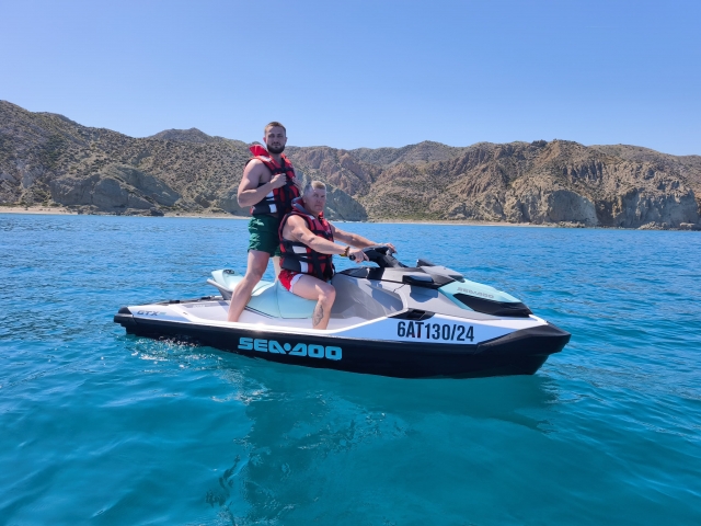  情侣在阿利坎特乘坐我们的摩托艇 