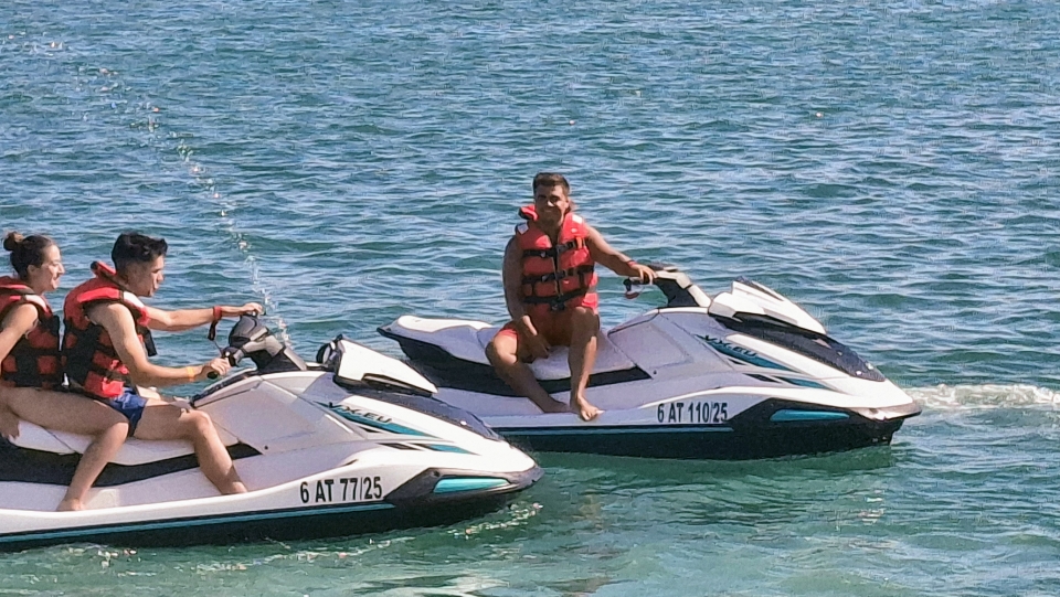  乘坐摩托艇穿越地中海 