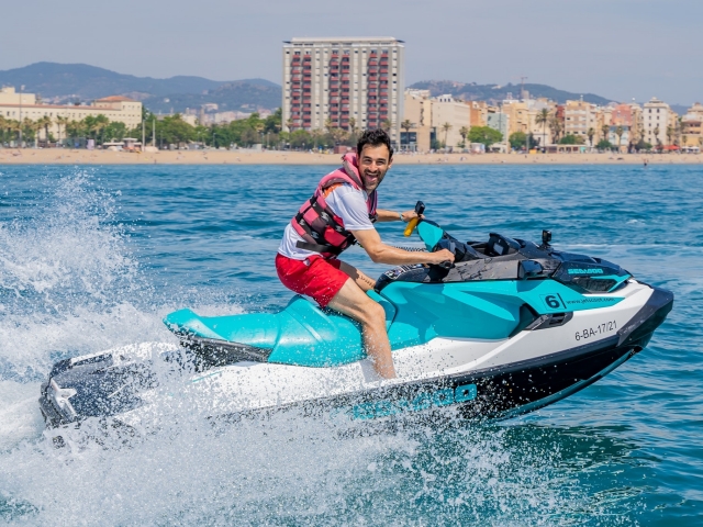  Enjoying the jet ski rental