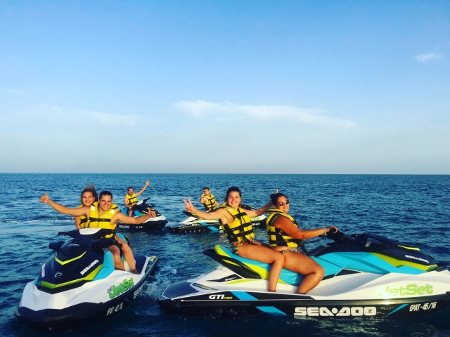 Gruppo sulle moto d'acqua Alicante 