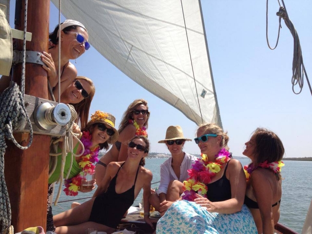  Grupo de meninas no barco 