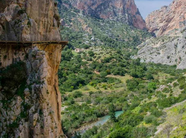 Caminito del Rey sobre o verde 