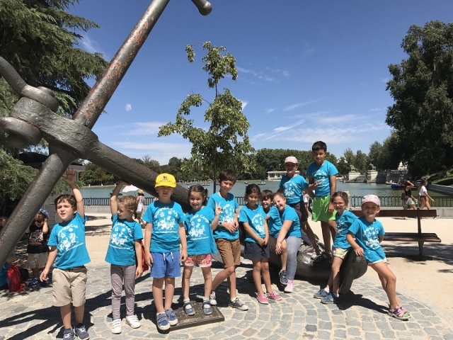 Junto a la escultura
