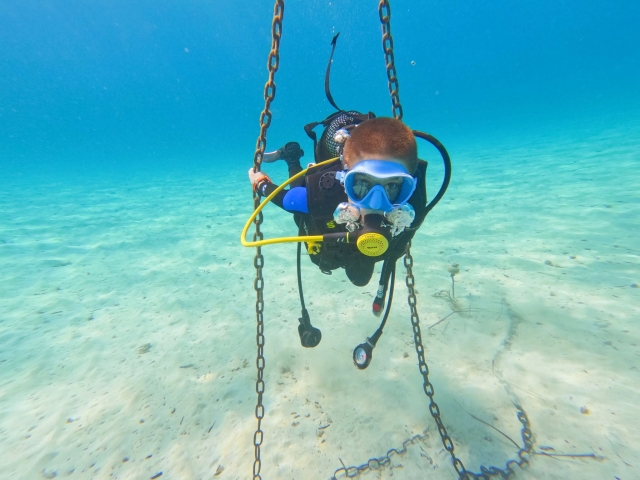  Crianças explorando o fundo marinho de Menorca 