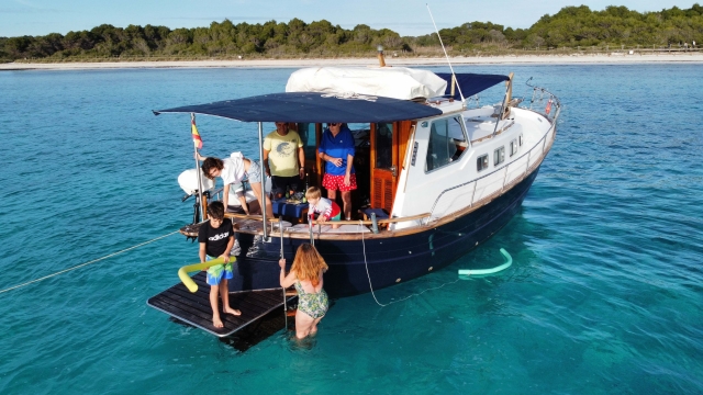 Embarcación surcando las aguas baleares