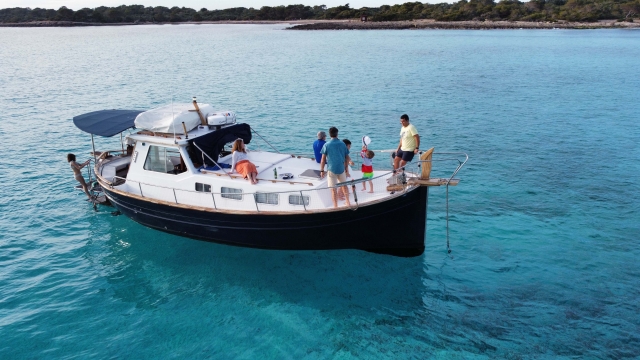 A bordo de la embarcación por Menorca