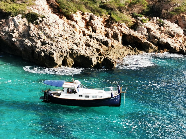 Barco por las calas menorquinas