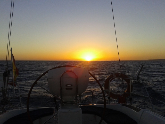 Barco con la caida del sol