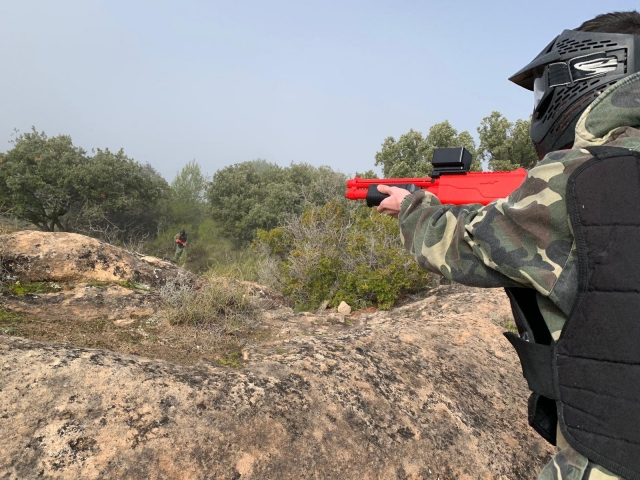  Mirare all'avversario con il pennarello di paintball