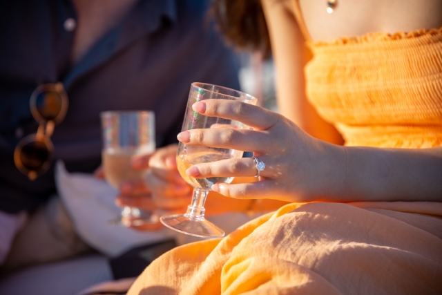 Con una copa de cava entre las manos