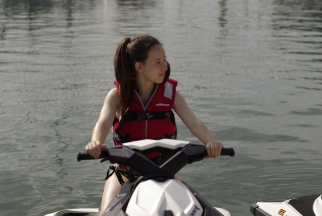 Chica en jet ski