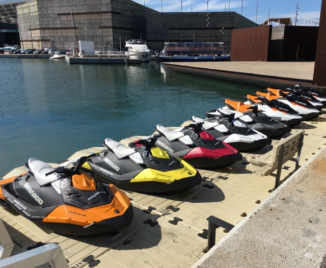 Jet skis en embarcadero