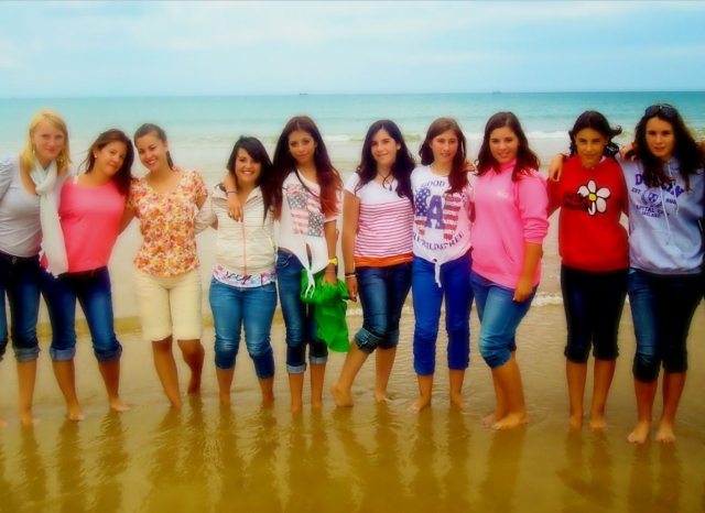 Chicas del campamento en la playa