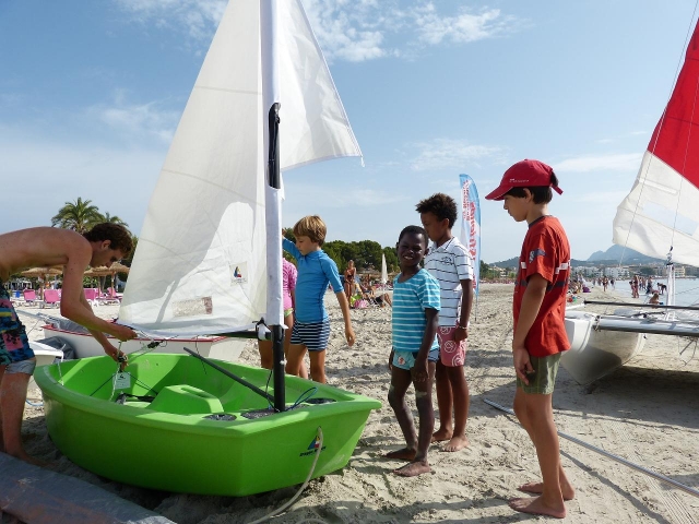  Enfants apprenant la voile 