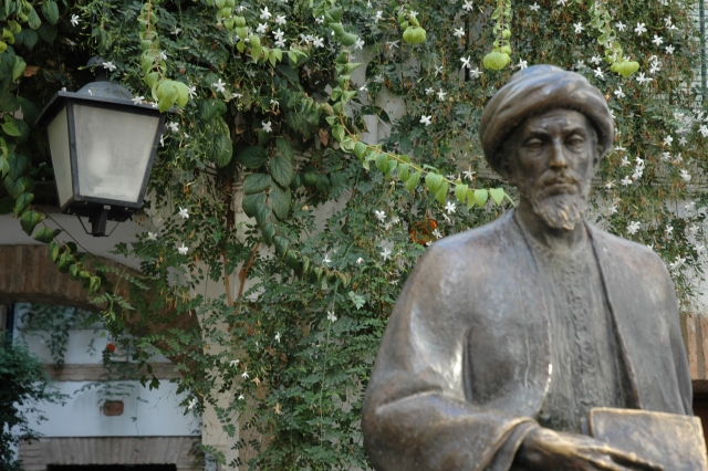  Statue de Maïmonide