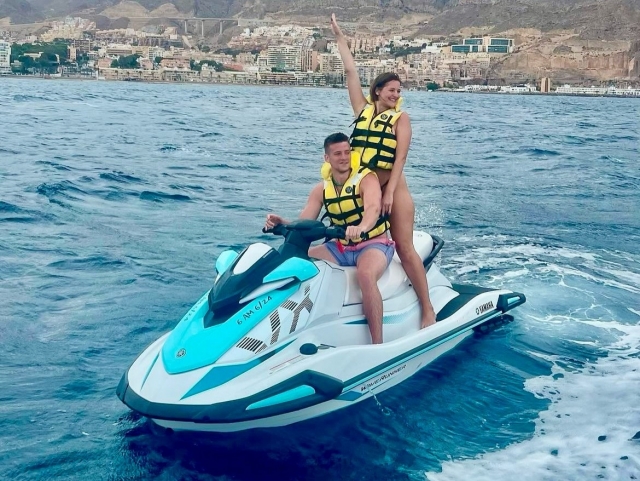 Diversión sobre la moto de agua en Carboneras