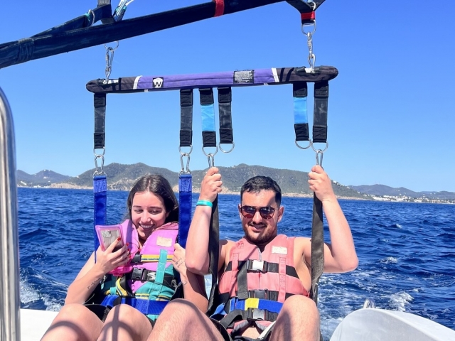 Vive una experiencia de parasailing en Ibiza