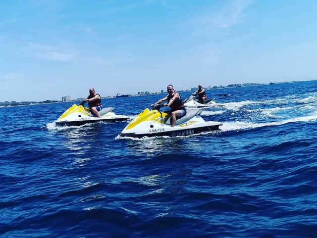 p-43243-disfrutando-con-las-motos-de-agua1742813157_17428132665880.jpg