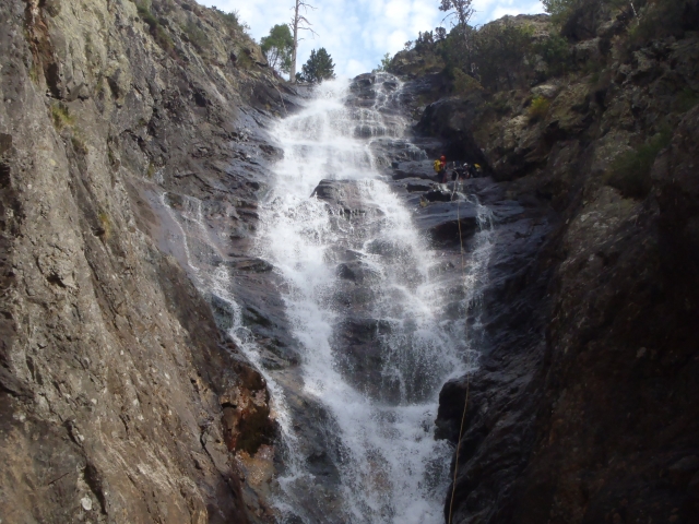 Agua bajando entre las rocas